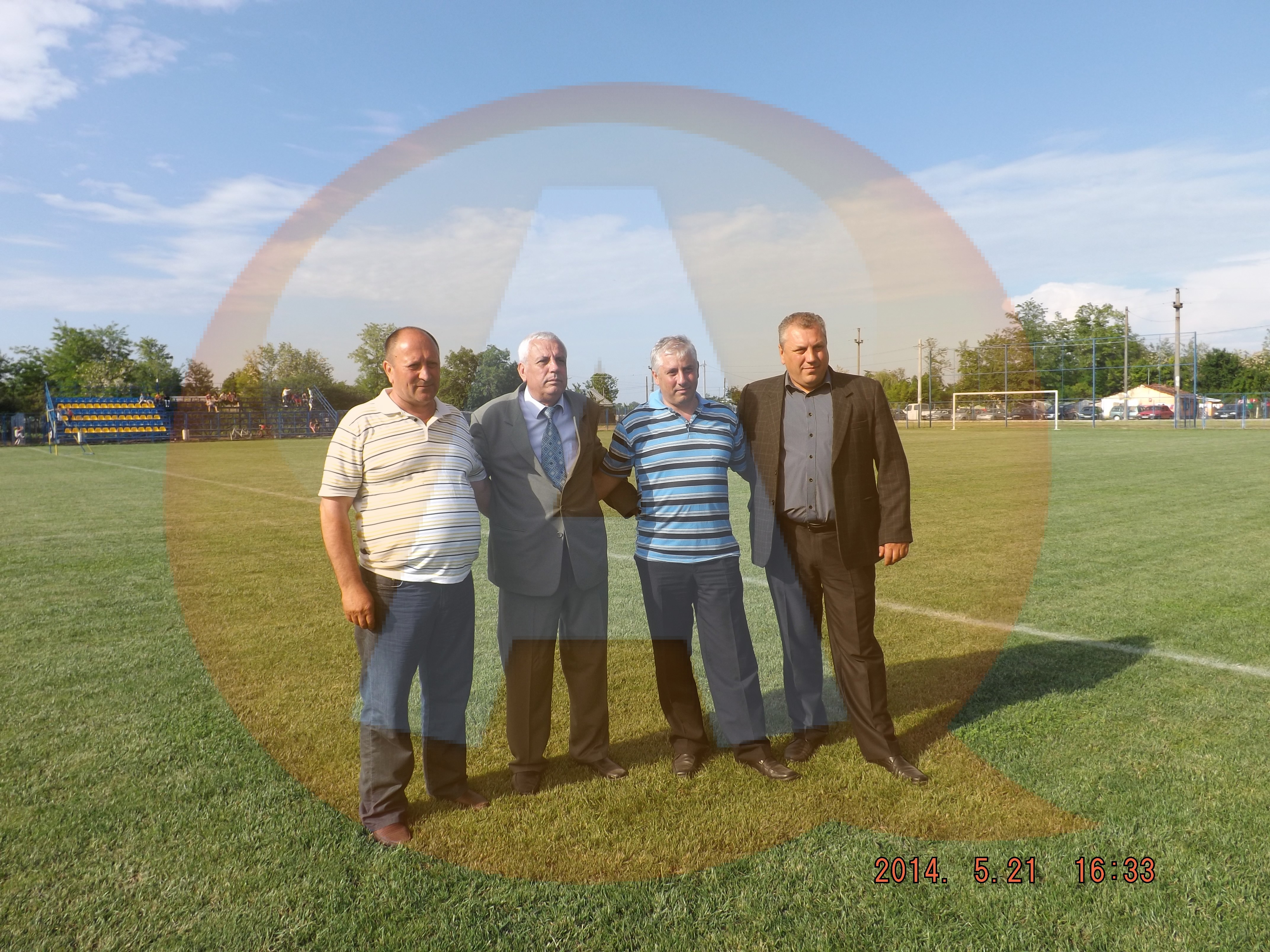 Primarul alaturi de sponsorii fotbalului. De la stanga la dreapta Florian Dobre, primarul Petre Pavel, Titi Petrache si Vasile Melente